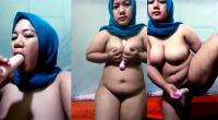 Jilbab Hijau Ustazah Mainin Dildo