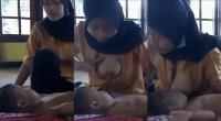 Hijab Cantik Nyusuin Anaknya