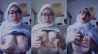 Indri Cewek Jilbab Kacamata Gede Banget